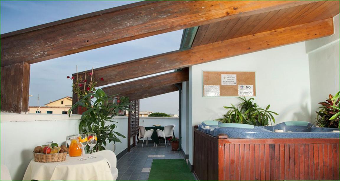 Hotel Verdemare Rimini Buitenkant foto