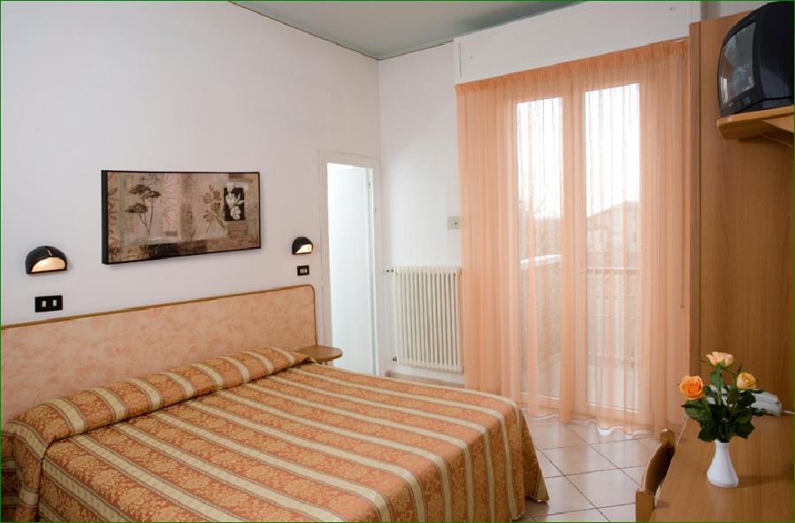 Hotel Verdemare Rimini Buitenkant foto