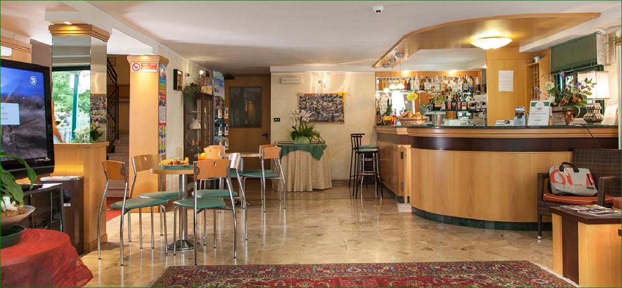 Hotel Verdemare Rimini Buitenkant foto