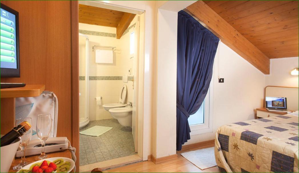 Hotel Verdemare Rimini Buitenkant foto