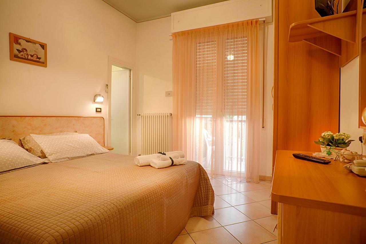 Hotel Verdemare Rimini Buitenkant foto