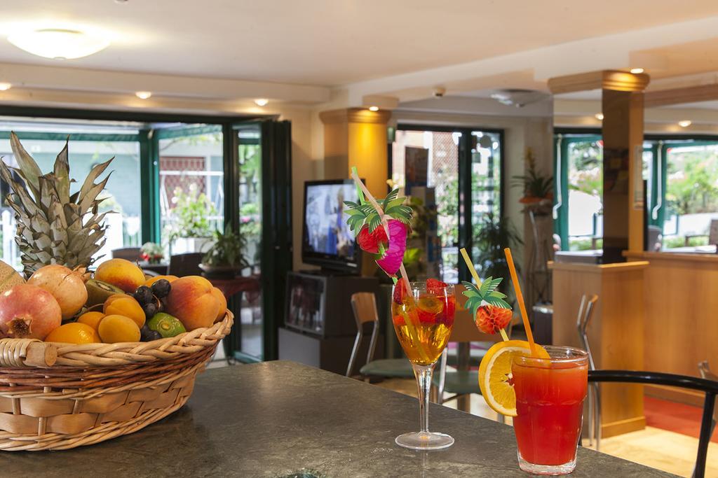 Hotel Verdemare Rimini Buitenkant foto
